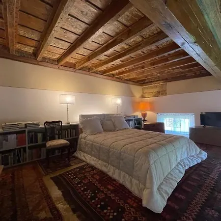 Appartement Loft Di Charme Con Travi Affrescate