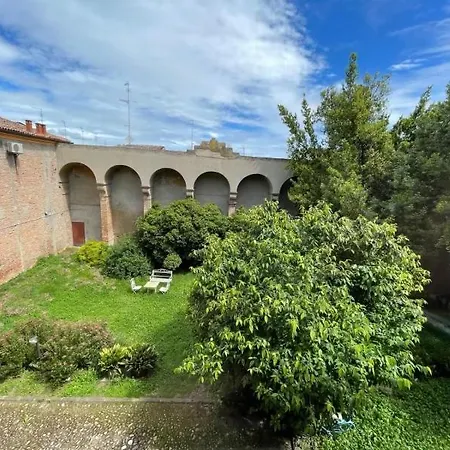 Appartement Loft Di Charme Con Travi Affrescate