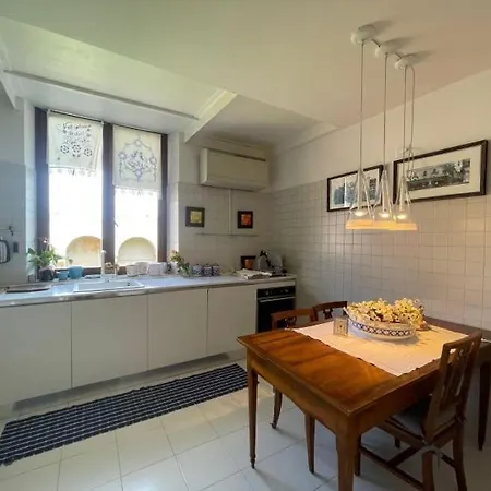 Loft Di Charme Con Travi Affrescate