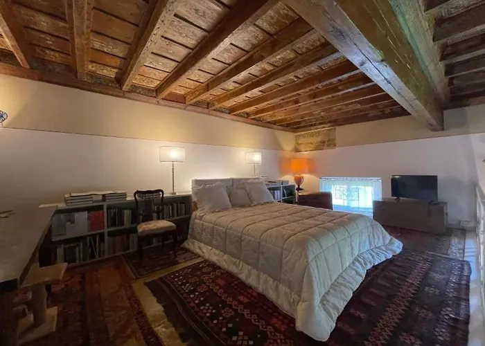 Appartement Loft Di Charme Con Travi Affrescate